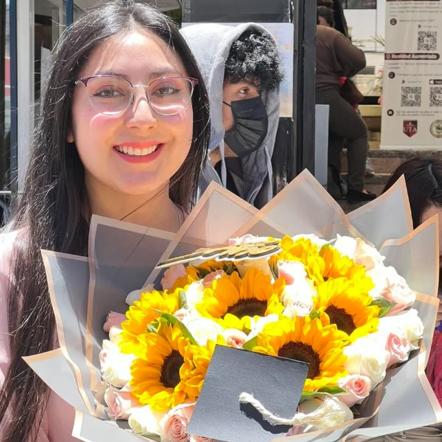 Cliente contenta con ramo de flores